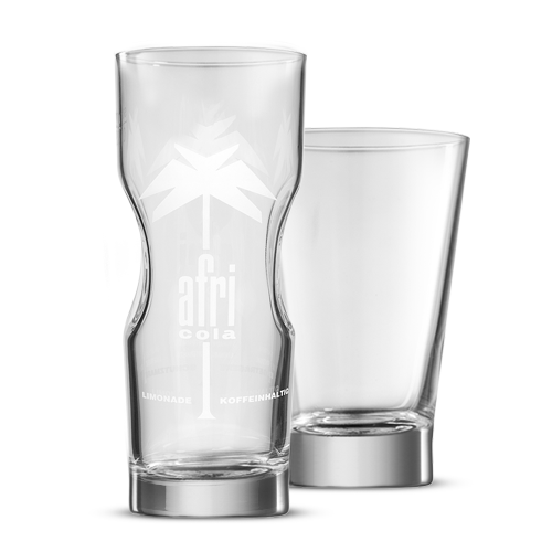 Drei Gläser in unterschiedlichem Design stehen nebeneinander.